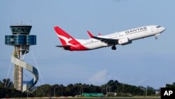 资料图:澳洲航空一架客机从悉尼机场起飞。(美联社2022年9月5日)