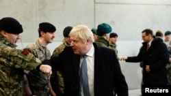 资料照片:英国首相约翰逊访问华沙附近的军事基地。(2022年2月10日)