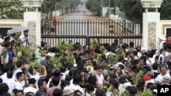 လွတ်လာမည့်နိုင်ငံရေးအကျဉ်းသားများကို အင်းစိန်ထောင်ဗူးဝရှေ့မှာ စောင့်ဆိုင်းနေသည့် နိုင်ငံရေးအကျဉ်းသားမိသားစုဝင်များ။