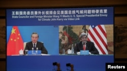 美国总统气候变化事务特使约翰·克里在天津出席与中国外长王毅的视讯会议。(2021年9月1日)