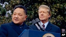 1979年1月29日,美国总统吉米·卡特和中国国务院副总理邓小平在华盛顿白宫外面。