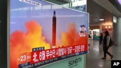 2016年10月16日,韩国首尔一个火车内的大屏幕电视显示朝鲜发射导弹画面。