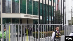 位于秘鲁首都利马的海豚会议中心酒店外以搭起栅栏,维安升级。(美国之音记者李逸华拍摄,2024年11月15日)