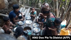 လေကြောင်းနဲ့ ဗုံးကြဲလို့ ထွက်ပြေးလာတဲ့ ကရင်စစ်ဘေးရှောင်များ