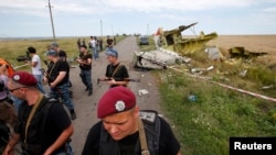 7月20日,亲俄分离武装士兵守护马来西亚航班MH17坠毁现场。