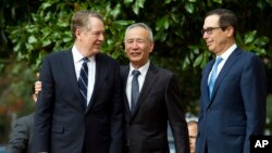中国副总理刘鹤与美国贸易代表莱特希泽、财政部长姆努钦在华盛顿举行贸易谈判前向媒体致意。(2019年10月10日)