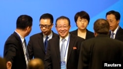 2013年9月18日,朝鲜第一副外相金桂冠(中)抵达在北京钓鱼台国宾馆参加六方会谈开启10周年论坛会的开幕式。