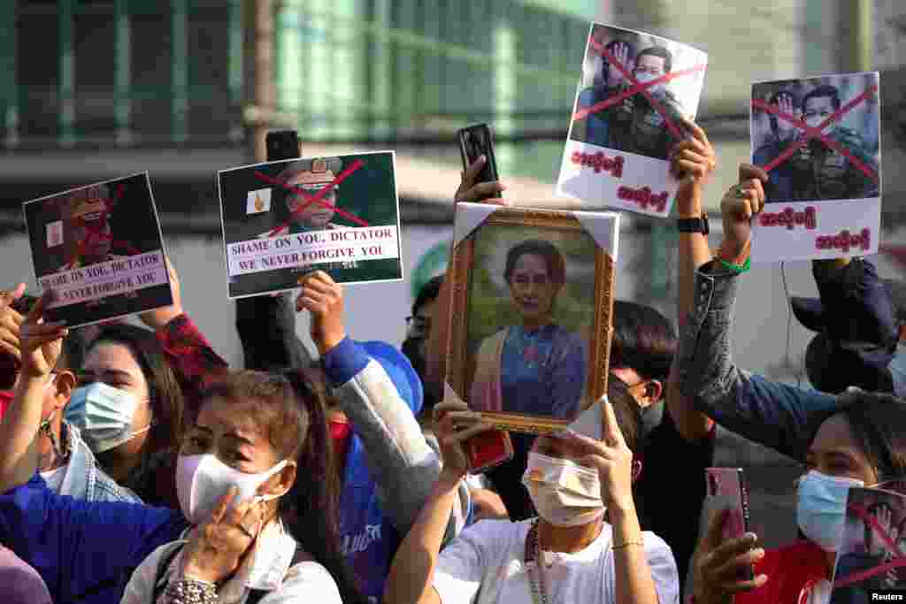 မြန်မာနိုင်ငံမှာ စစ်တပ်က အာဏာသိမ်းလိုက်တဲ့ လုပ်ရပ်ကို ကန့်ကွက်တဲ့အနေနဲ့ မြန်မာနိုင်ငံသား ရွှေ့ပြောင်းအလုပ်သမားတွေနဲ့ ထိုင်း တက်ကြွလှုပ်ရှားသူတွေ ဘန်ကောက်မြို့ မြန်မာသံရုံးရှေ့မှာ ဆန္ဒပြမြင်ကွင်း။ (ဖေဖော်ဝါရီ ၀၁၊ ၂၀၂၁)