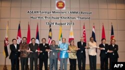 东盟成员国外长和东盟秘书长在非正式会议中手拉手。2013年8月14日