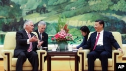 中国领导人习近平和美国国务卿蒂勒森在北京人民大会堂会晤(2017年9月30日)。