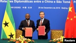 中国外长王毅在北京同圣多美和普林西比外长博特略参加签字仪式,签署恢复外交关系的联合公报(2016年12月26日)