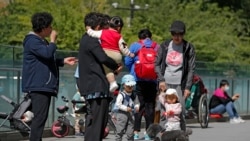 两会跟踪: 总理新策略催生三孩 委员吁单身大龄女准生一胎 两会跟踪: 总理新策略催生三孩 委员吁单身大龄女准生一胎