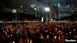 成千上万的香港民众聚集在维多利亚公园纪念八九六四民主运动被镇压30周年。(2019年6月4日)