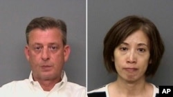 由雷丁警察局提供的预照片组合显示,加州雷丁的IASCO飞行培训负责人麦康基(左),以及IASCO飞行训练助理余珂。当局说,他们因涉嫌绑架员并试图将他送回中国而被捕。
