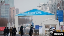 北京国家体育馆外冬奥会入口处为“气泡式”环闭管理设立的路卡。(2022年1月19日)