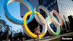 日本东京奥林匹克博物馆前一个儿童在奥运五环上玩耍。(2020年2月17日)
