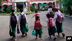 ရန်ကုန်မြို့က စာသင်ကျောင်းတခုမြင်ကွင်း။ (ဓာတ်ပုံ - အေပီ)