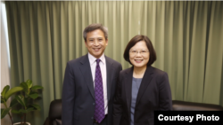 民进党主席蔡英文和美国在台协会主任梅健华(民进党提供)