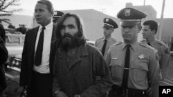 被控系列杀人的嬉皮士膜拜团伙首领查尔斯·曼森被带离洛杉矶一家法庭。(1969年12月22日)