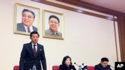 朝鲜外务省副外相崔善姬(中)星期五在平壤召开的记者会上(2019年3月15日)