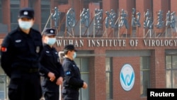 资料照片:中国安全人员在世界卫生组织小组调查期间在武汉病毒研究所外面警戒 (2021年2月3日)
