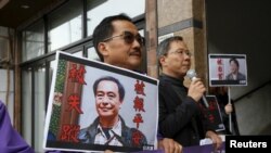 1月19日,在香港的中联办外,香港倡导民主的公民党抗议者们手持失踪书商李波和桂民海的照片。