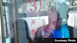 广州区伯通过视频与探望网友交谈(网友微博图片)