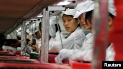 Foxconn စက်ရုံရှိ အလုပ်သမားများ