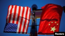 资料照:美国波士顿中国城社区飘扬的美中国旗(2019年11月1日)