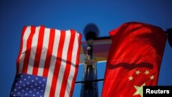 资料照片:2019年11月1日,美国波士顿中国城社区飘扬的美中国旗。(路透社照片)