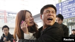 马航MH370航班失踪后,乘客家属悲痛不已(2014年3月8日)