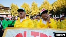 日本农民在东京举行集会反对日本参加美国主导的跨太平洋贸易伙伴协定(TPP)(资料照片)。