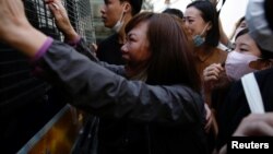 参加香港反送中运动的救生员冼嘉豪被判“暴动罪”入狱4年。他的家属在押送警车外哭着与他告别。(2020年5月15日)