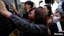 参加香港反送中运动的救生员冼嘉豪被判“暴动罪”入狱4年。他的家属在押送警车外哭着与他告别。(2020年5月15日)