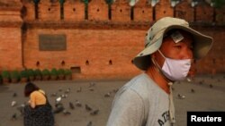 ချင်းမိုင်မြို့အတွင်း mask တပ်ထားသည့် ဒေသခံတယောက်ကို တွေ့ရစဉ်