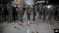 香港发生警民冲突后防暴警察站在旺角街头(2016年2月9日)