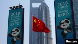 上海浦东竖起的中国国际进口博览会的宣传广告牌 (2018年10月17日)