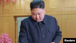 朝鲜领导人金正恩参加最高人民会议议员选举。(朝鲜朝中社发布没有具体时间的照片)