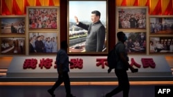 2021 年 6 月 25 日,记者走过一张中国国家主席习近平在北京鸟巢国家体育场附近参观中国共产党博物馆的照片。