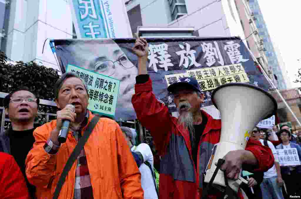 2017年12月25日,香港示威者在中国驻香港联络办公室外面大声呼吁,要求释放刘晓波的妻子刘霞。香港人的示威中多次发出这种呼声。美国和国际社会也一直敦促中国当局停止对刘霞的限制自由措施。7月4日,联合国人权专家发表声明,敦促中国政府释放刘霞,允许她治病,到海外旅行。  