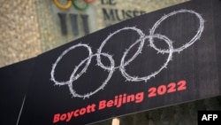 西藏新疆活动人士在洛桑用铁丝网编织奥运圆环抗议中国2022年主办北京冬奥会。(2021年6月23日)