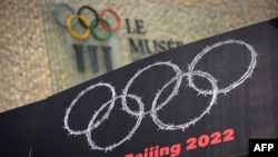 西藏新疆活动人士在洛桑用铁丝网编织奥运圆环抗议中国2022年主办北京冬奥会。(法新社2021年6月23日)