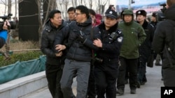 在北京法院外面拍摄“新公民运动”发起人许志永等人的外国摄影记者被警察架走(2014年1月26日)