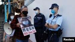 香港抗议者在中联办外要求释放中国公民记者张展(2020年12月28日)