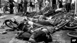 资料照:北京天安门广场附近街道被解放军屠杀的市民和学生尸体。(1989年6月4日)