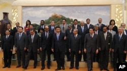 中国国家主席习近平在北京的人民大会堂接见参加亚洲基础设施投资银行成立备忘录签署仪式的各国代表。(2014年10月24日)
