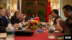 美国国防部长哈格尔5月31 日与中国军队副总参谋长王冠中会晤(美国国防部图片)