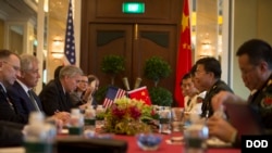 美国国防部长哈格尔5月31 日与中国军队副总参谋长王冠中会晤(美国国防部图片)