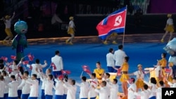 2023年9月23日,周六,朝鲜运动员和代表团官员参加在中国杭州举行的第19届亚运会开幕式。(美联社)