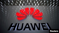 在中国深圳国际机场内的华为标志 (2019年7月22日)